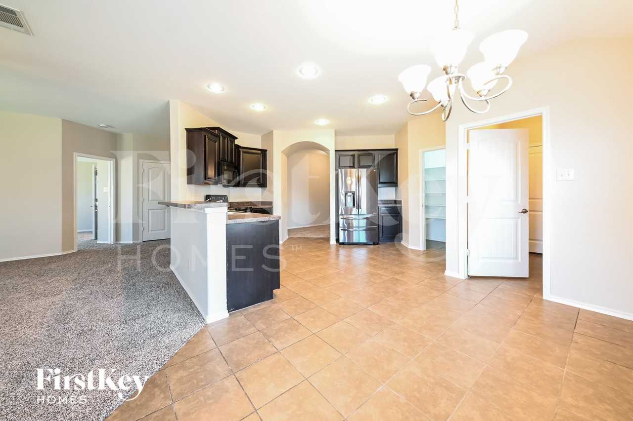 202 Patriot Pkwy - Photo 5 of 16
