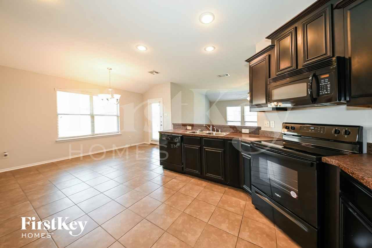202 Patriot Pkwy - Photo 6 of 16