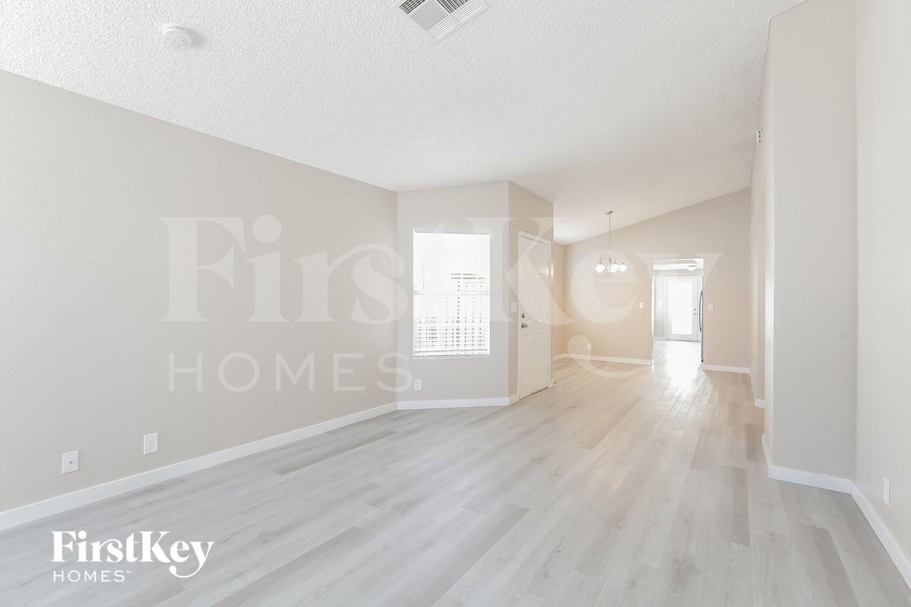 3336 Surfline Dr - Photo 4 of 15