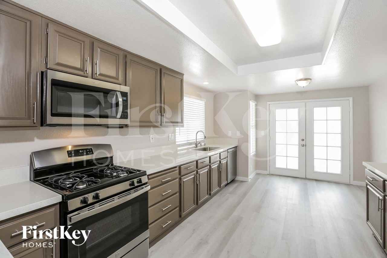 3336 Surfline Dr - Photo 7 of 15