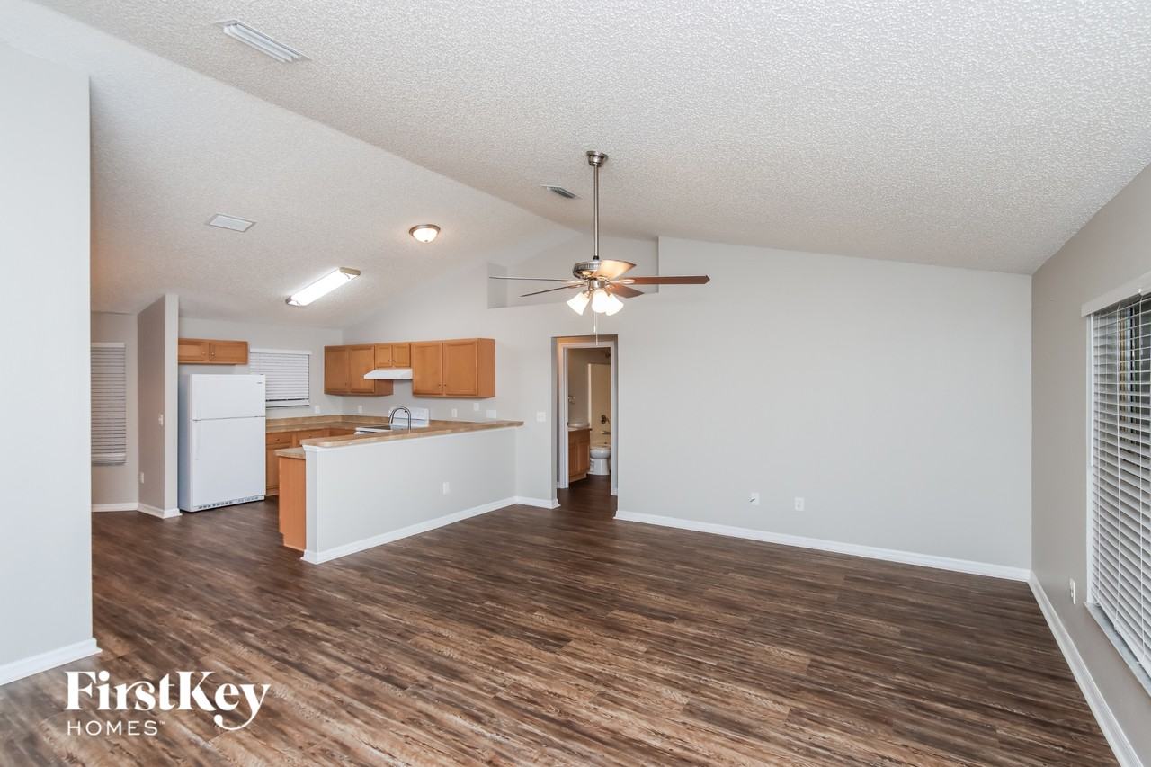 1448 Wacker Ave Se - Photo 4 of 15