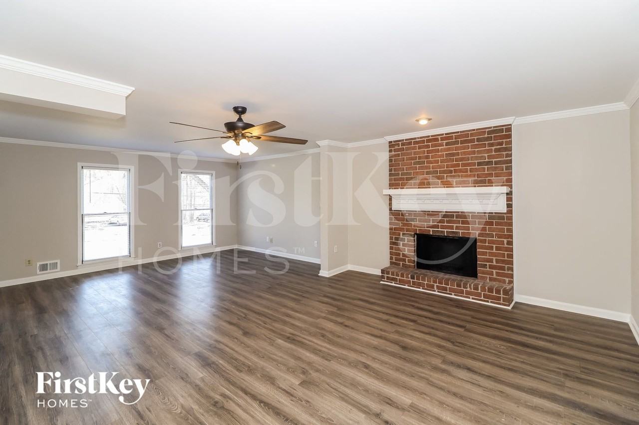 1079 Lakeview Rd - Photo 3 of 14