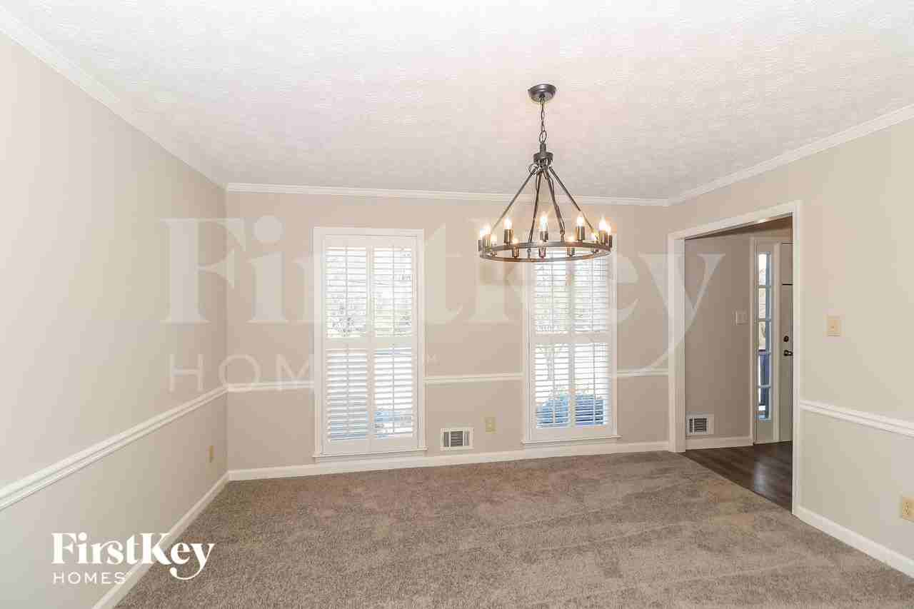 1079 Lakeview Rd - Photo 4 of 14