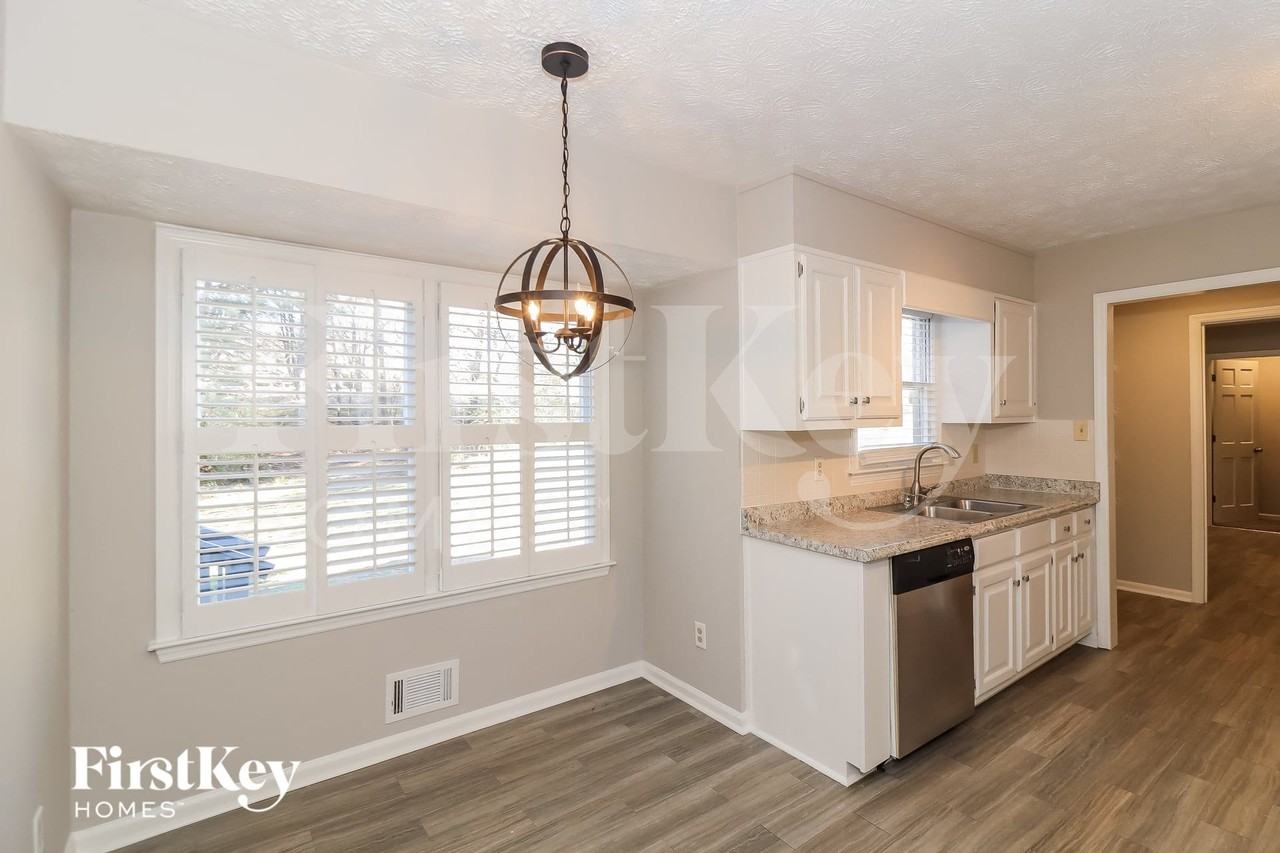 1079 Lakeview Rd - Photo 5 of 14
