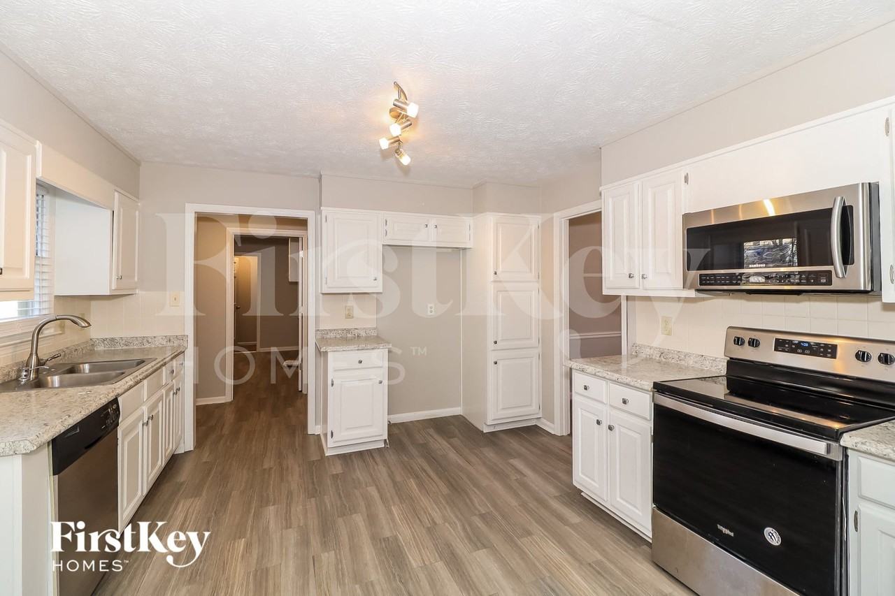 1079 Lakeview Rd - Photo 6 of 14