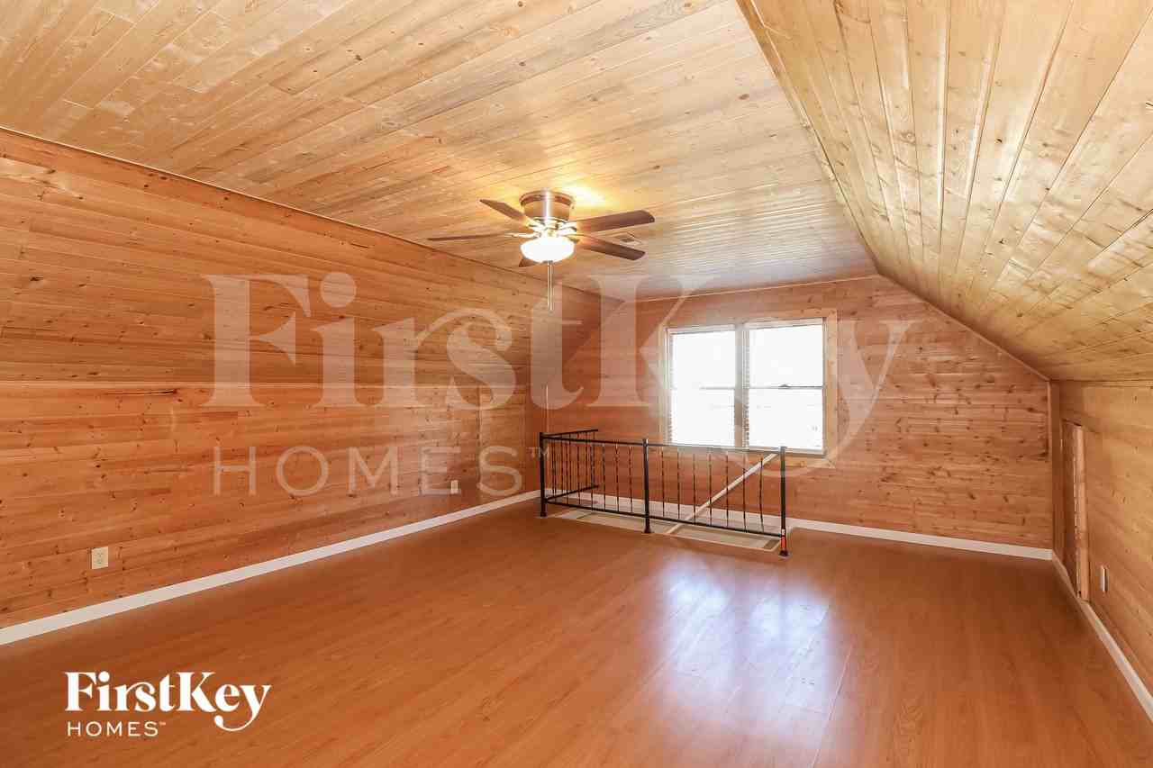 1079 Lakeview Rd - Photo 7 of 14