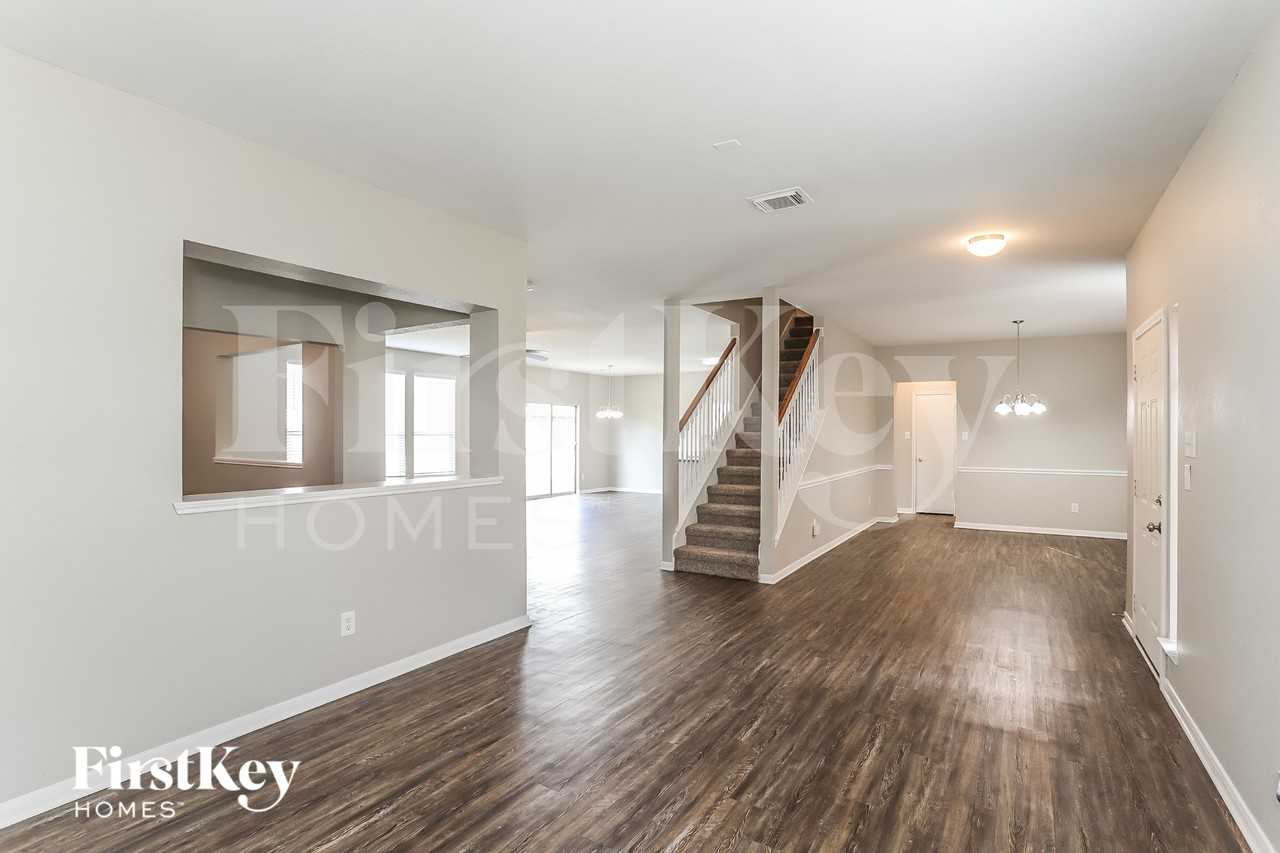16318 Autumn Leigh Dr - Photo 2 of 15