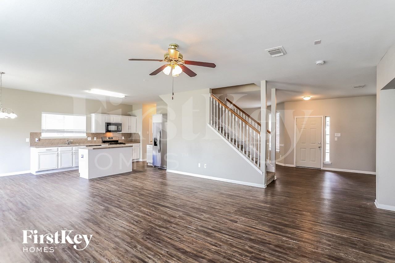 16318 Autumn Leigh Dr - Photo 3 of 15