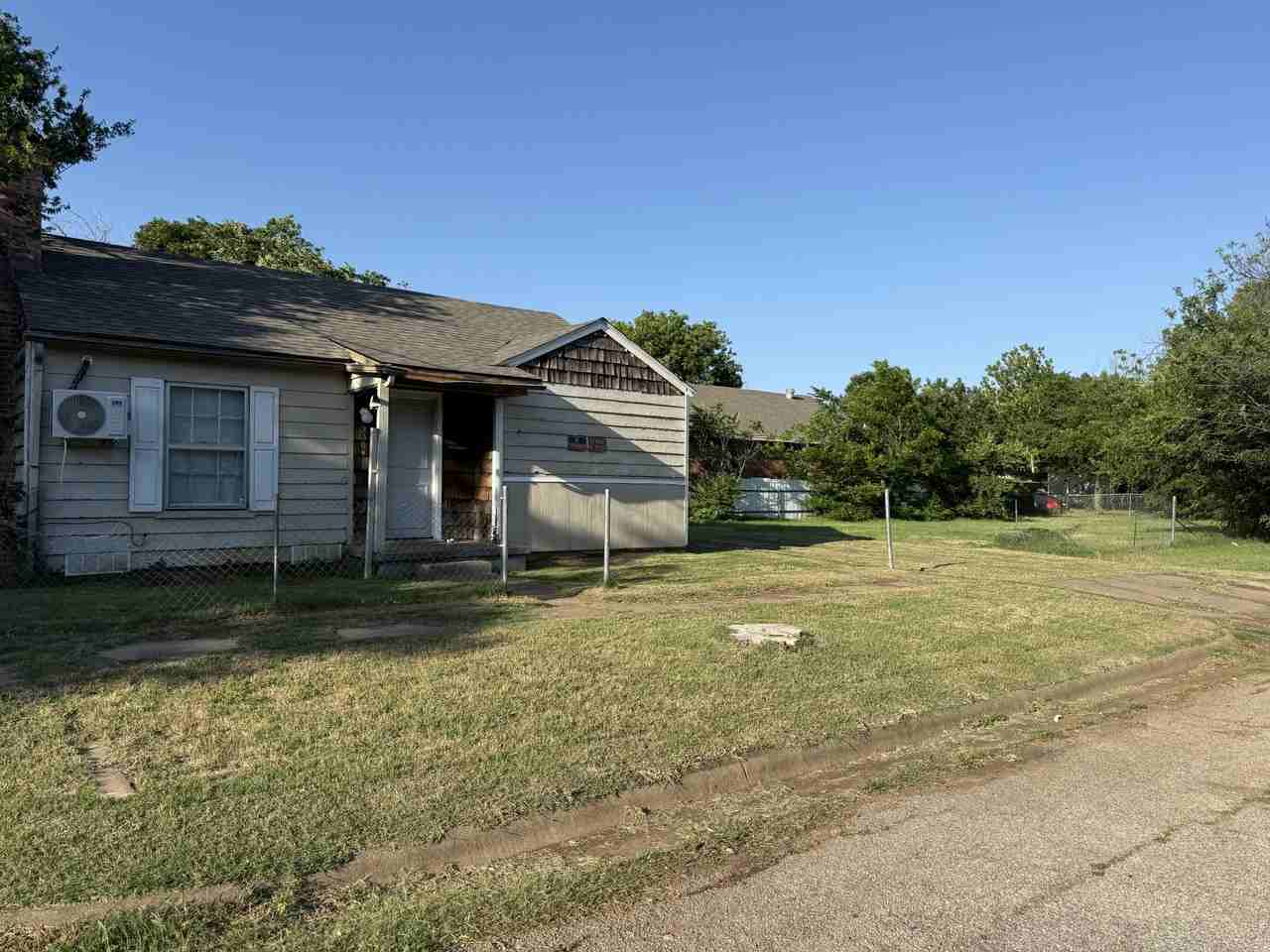 2304 Avenue D - Photo 2 of 18