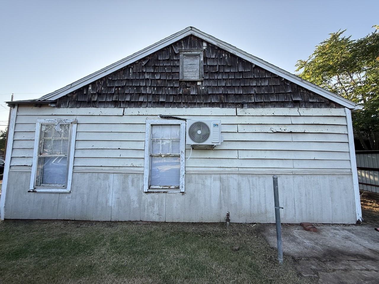 2304 Avenue D - Photo 4 of 18