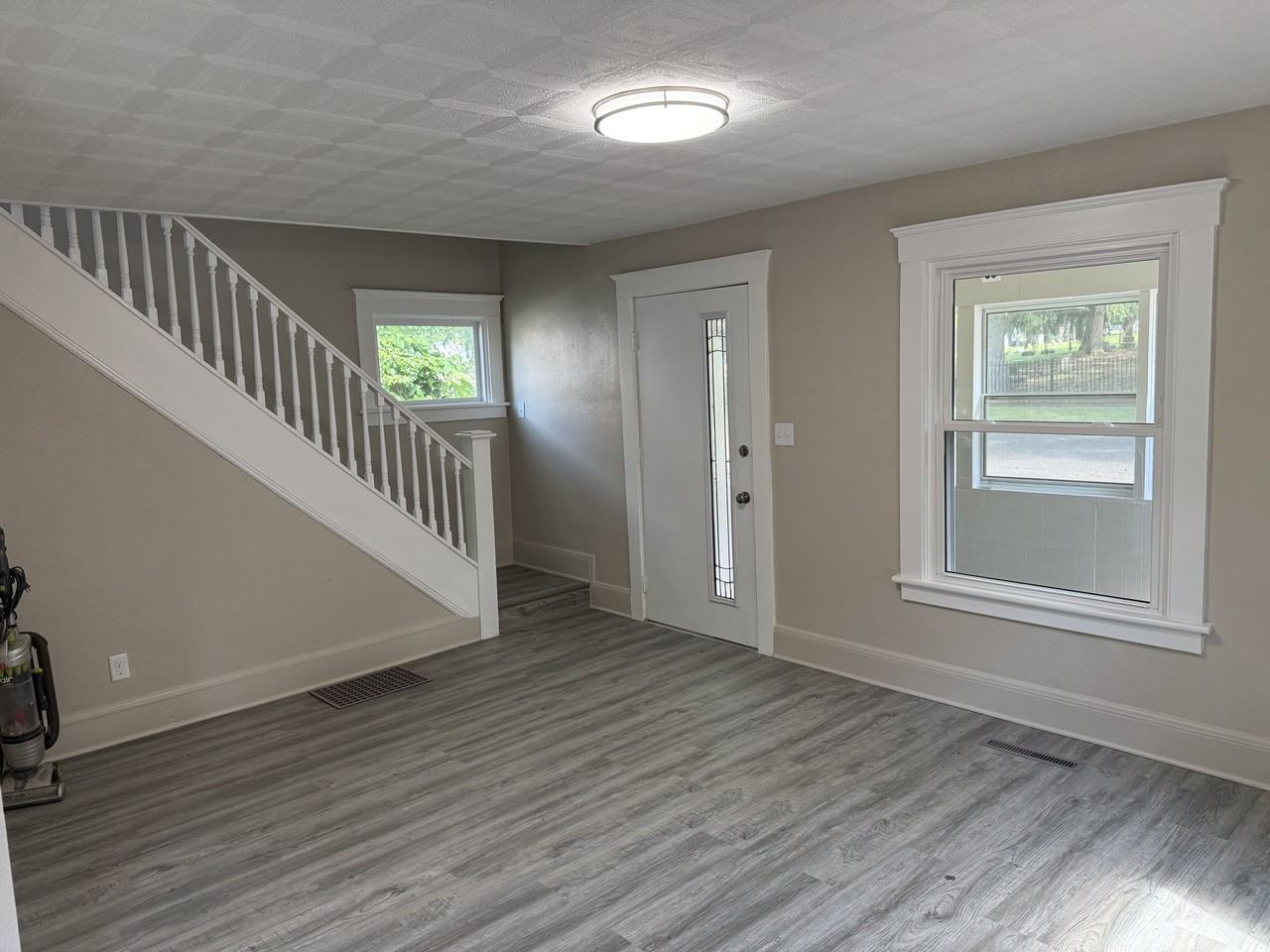 243 Rockwell St - Photo 3 of 17