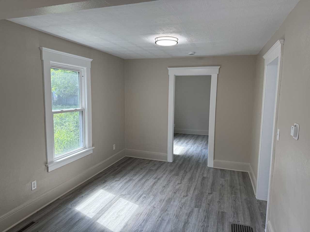 243 Rockwell St - Photo 4 of 17