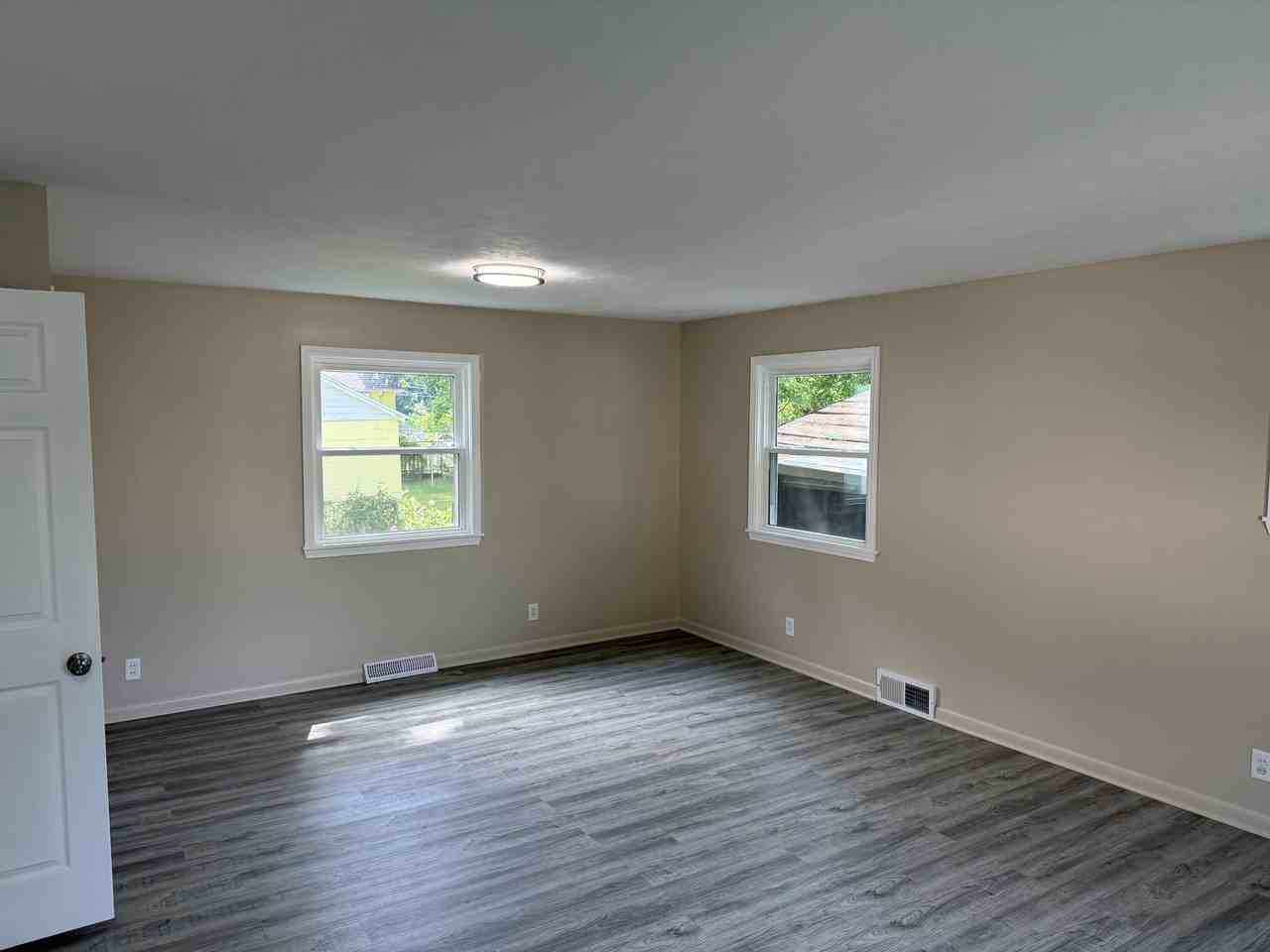 243 Rockwell St - Photo 6 of 17