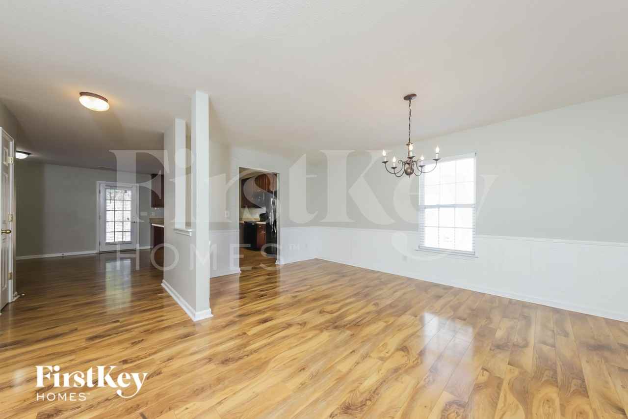 828 Peachtree Meadows Cir - Photo 3 of 15