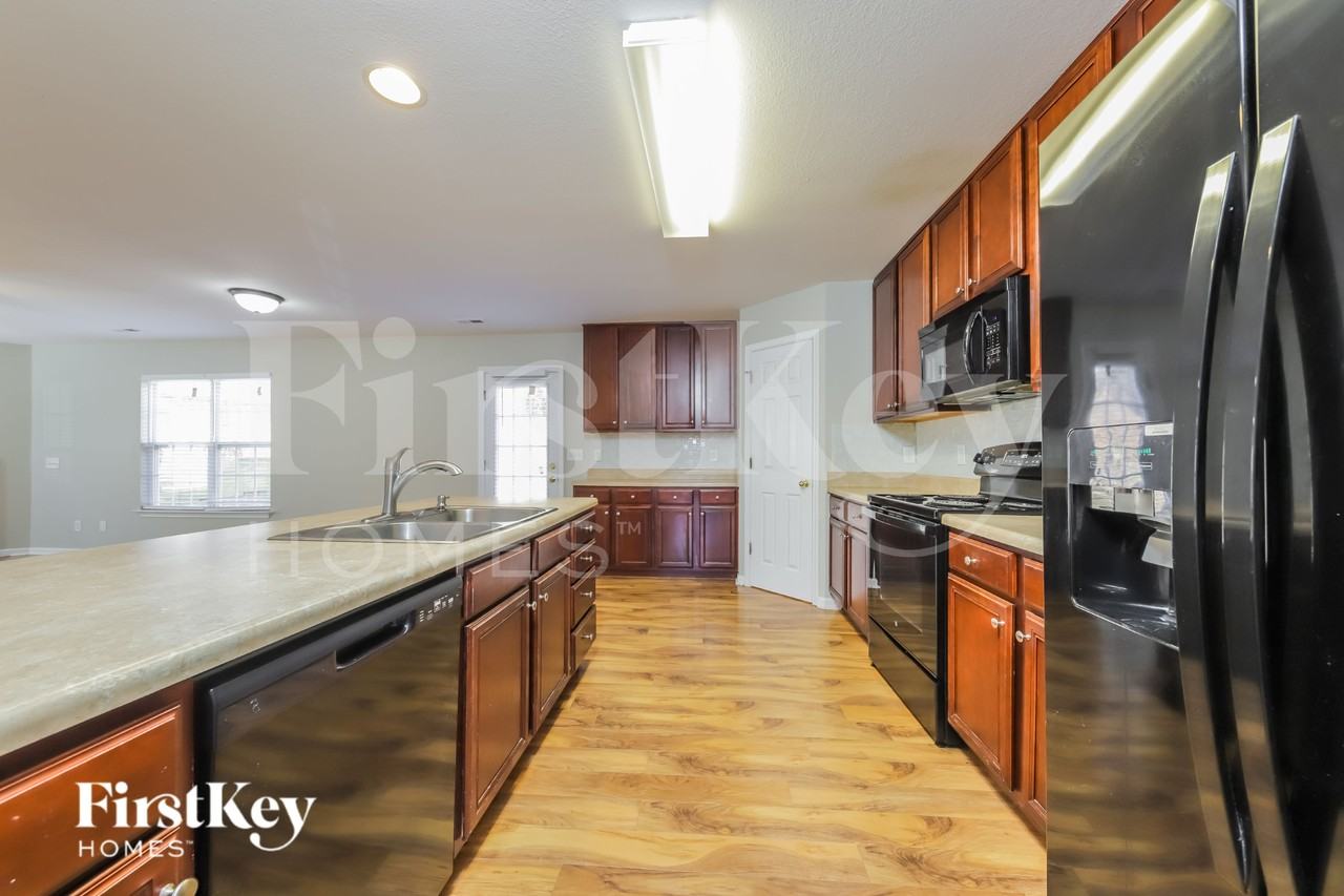 828 Peachtree Meadows Cir - Photo 5 of 15