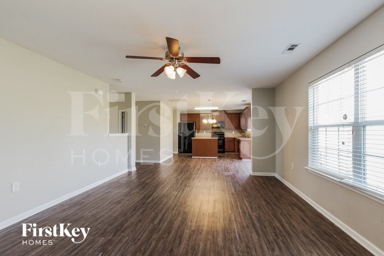 2936 Village Center Dr - Photo 2 of 14