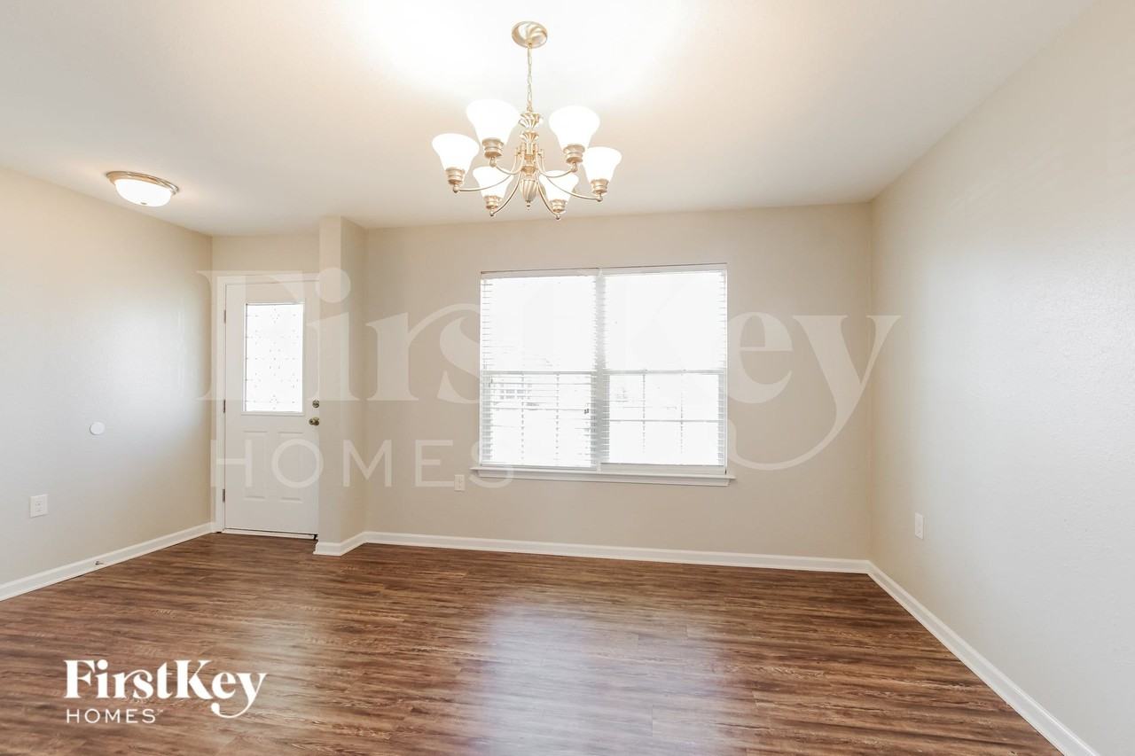 2936 Village Center Dr - Photo 4 of 14