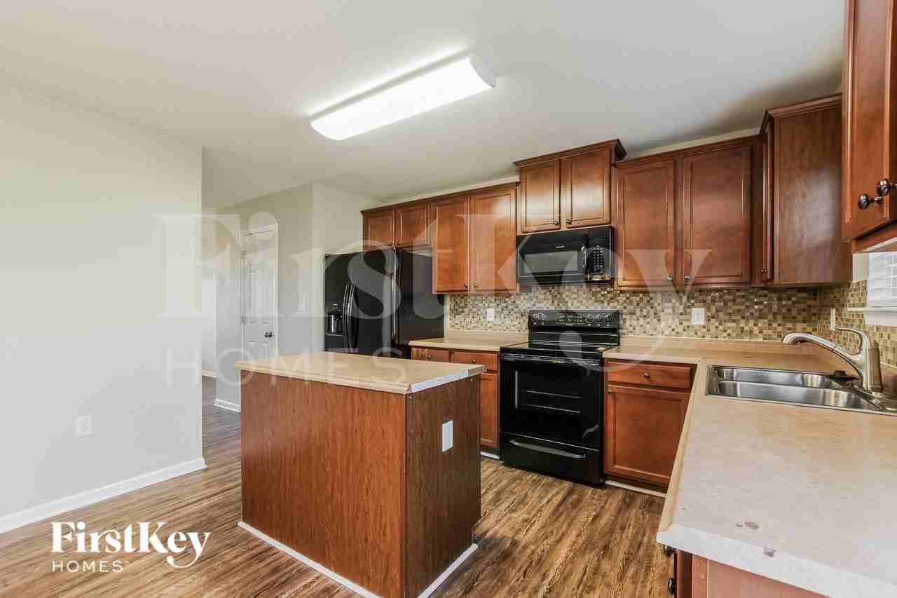 2936 Village Center Dr - Photo 5 of 14