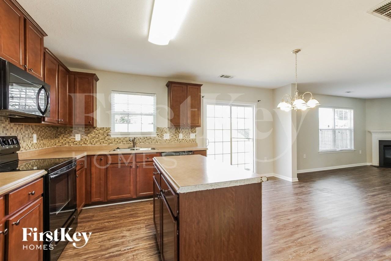 2936 Village Center Dr - Photo 6 of 14