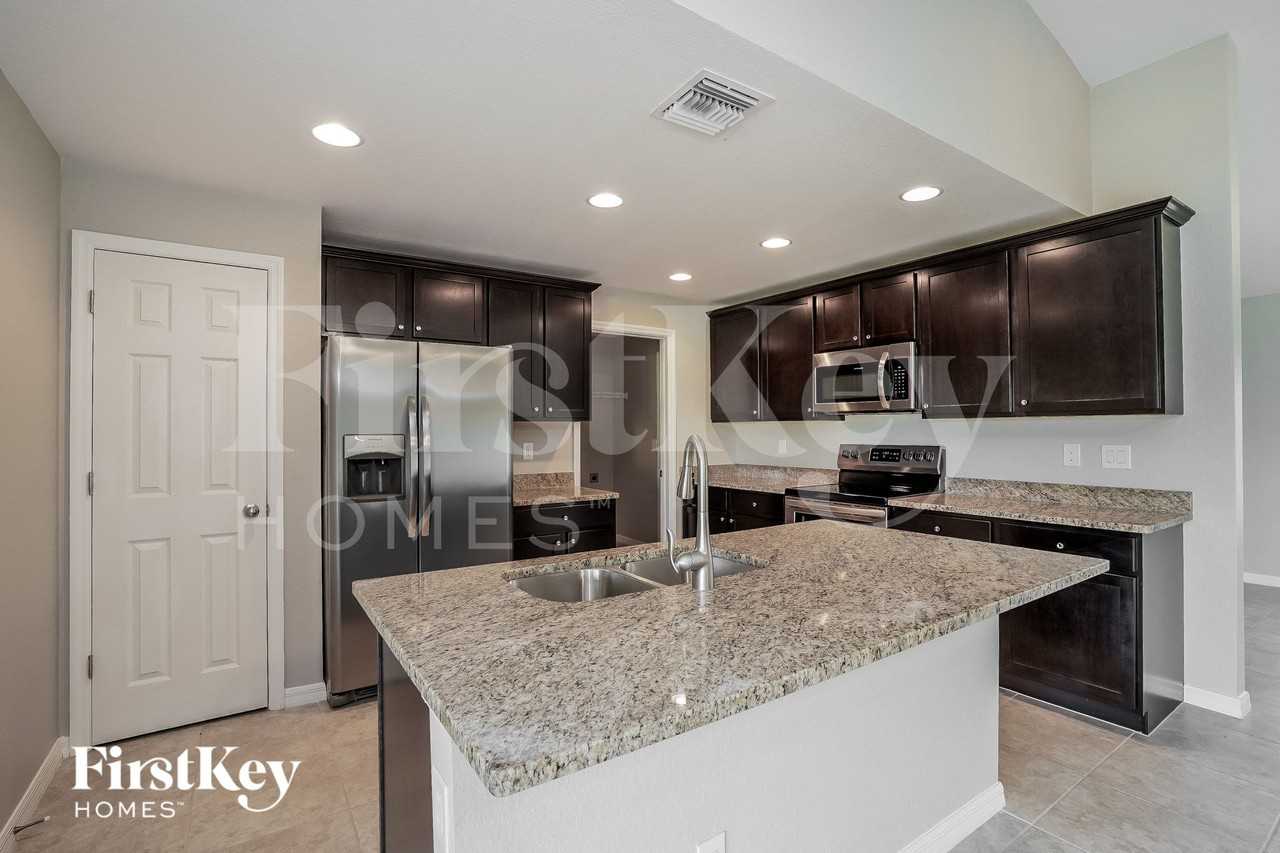 1139 Sw 29th St - Photo 4 of 15