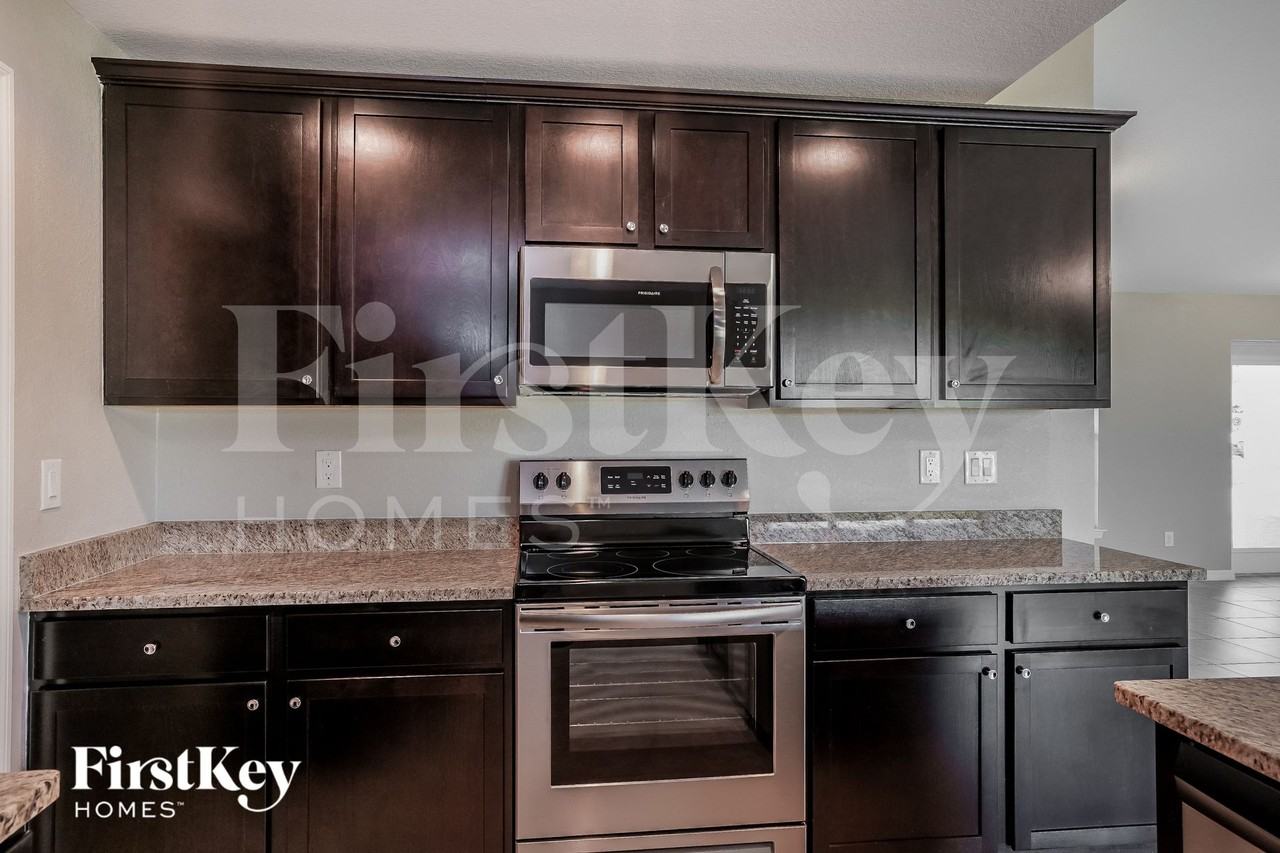 1139 Sw 29th St - Photo 5 of 15