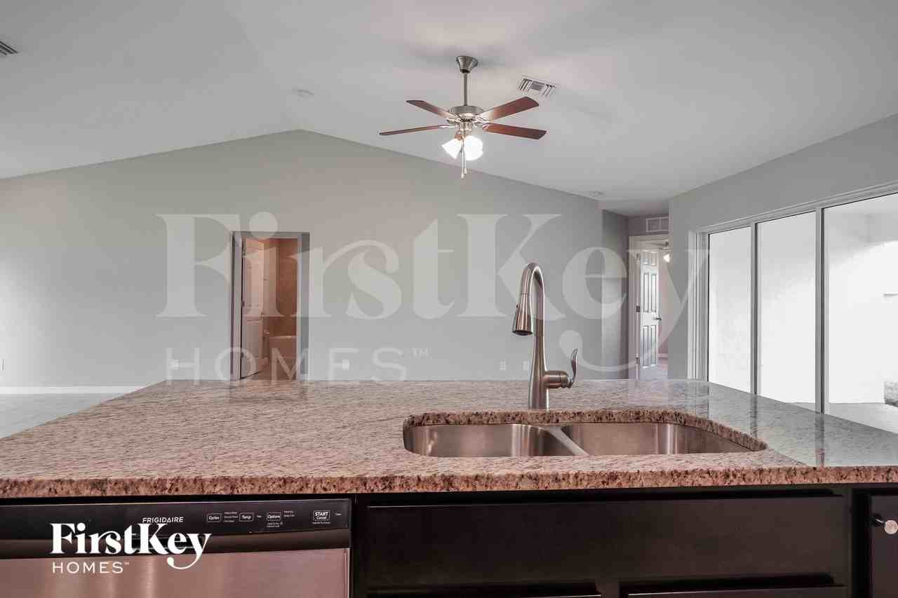 1139 Sw 29th St - Photo 6 of 15