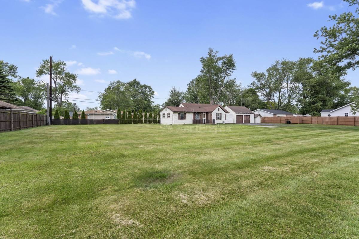 24440 Sylvan Ave - Photo 2 of 10