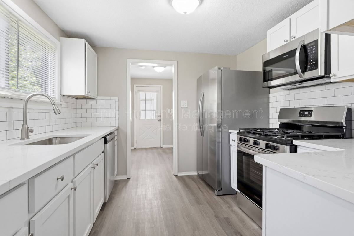 24440 Sylvan Ave - Photo 3 of 10