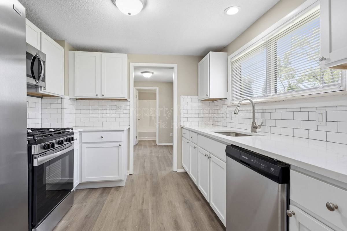 24440 Sylvan Ave - Photo 4 of 10