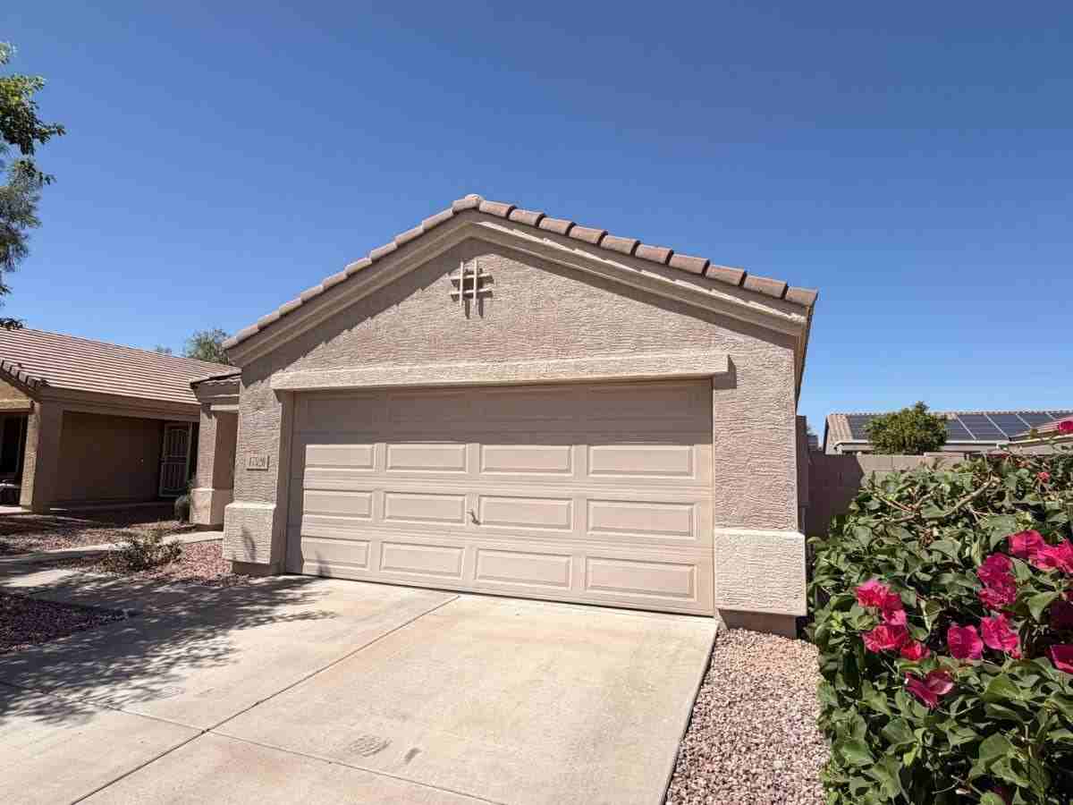 17520 W Watson Ln - Photo 2 of 10
