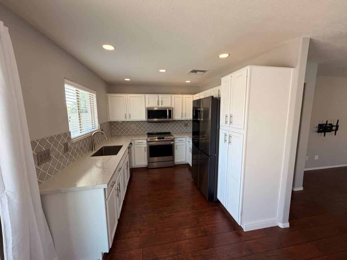 17520 W Watson Ln - Photo 3 of 10