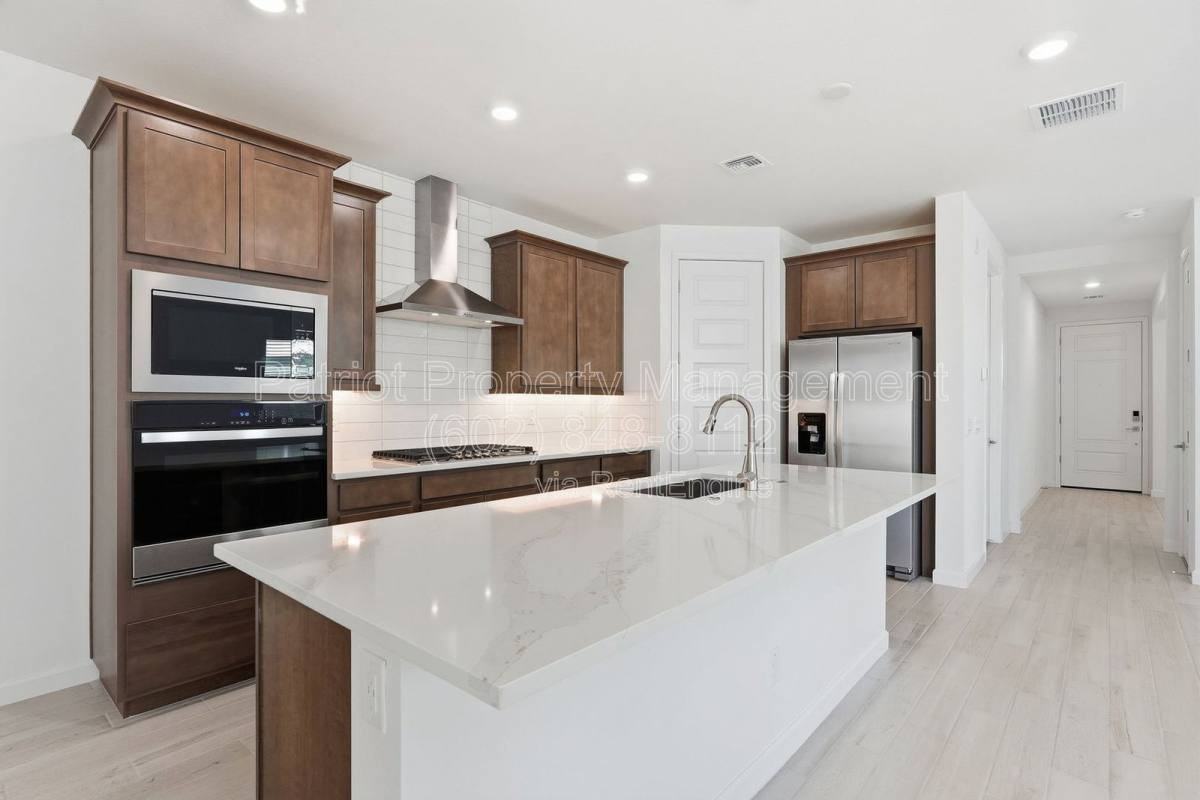 7404 W Buckhorn Trl - Photo 3 of 10