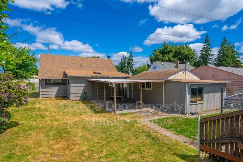 834 S 72nd St - Photo 3 of 46