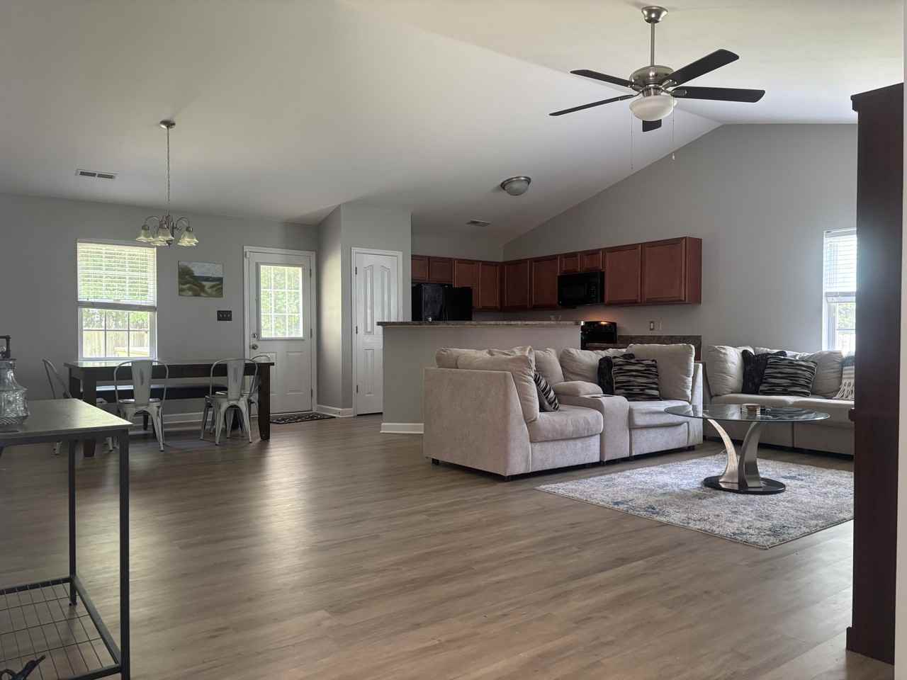 213 Molly Ct - Photo 2 of 18