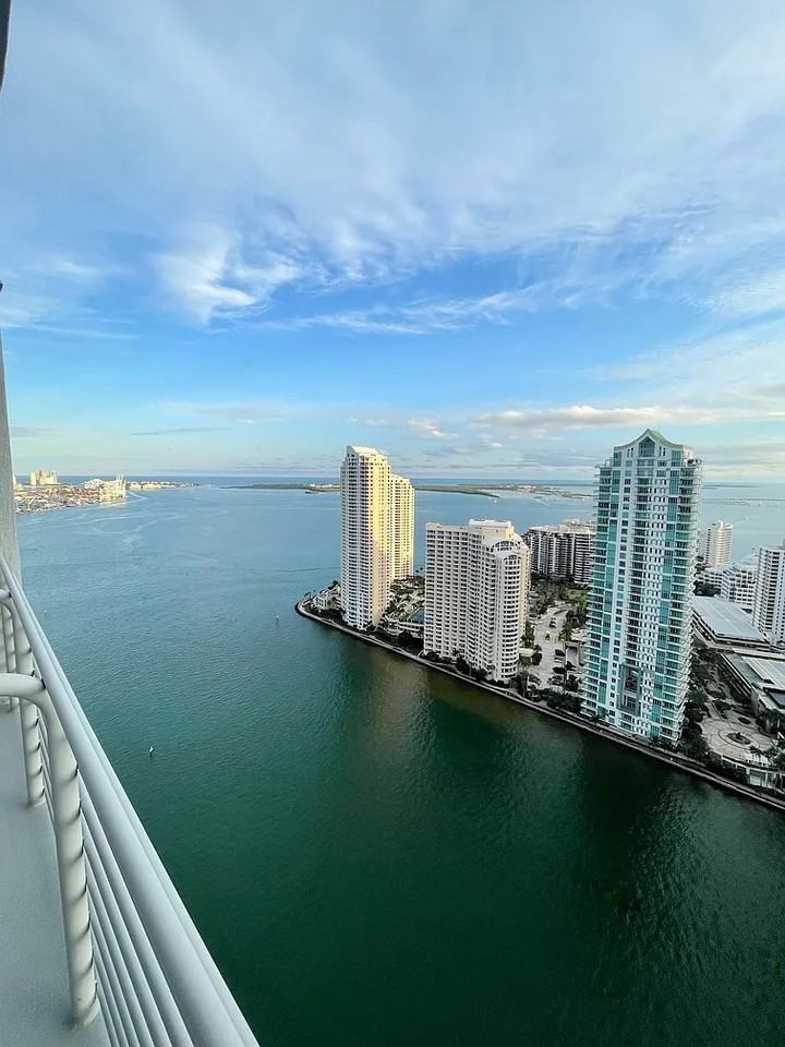 325 Biscayne Boulevard Way #17