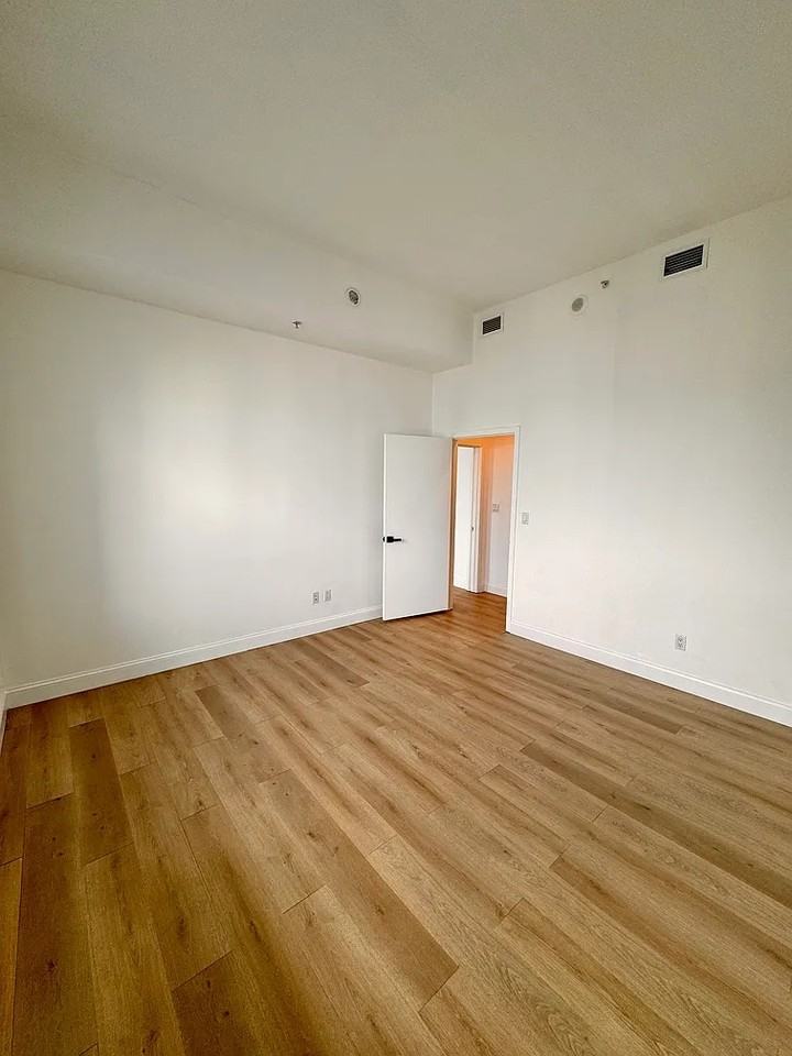 325 Biscayne Boulevard Way #17 - Photo 2 of 9