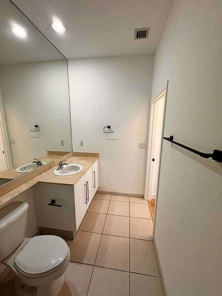 325 Biscayne Boulevard Way #17 - Photo 3 of 9