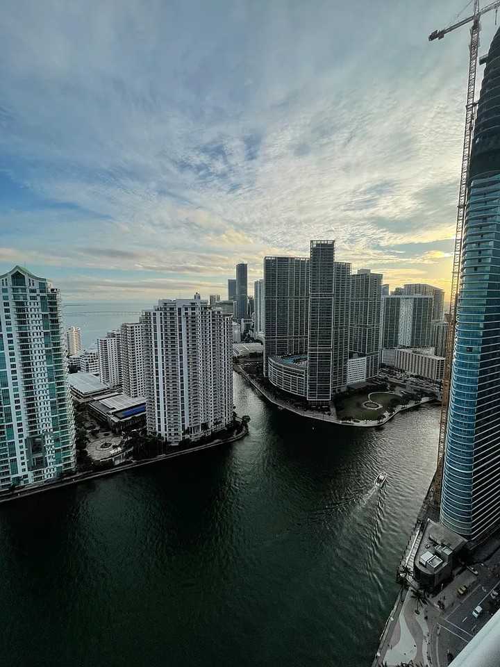 325 Biscayne Boulevard Way #17 - Photo 5 of 9