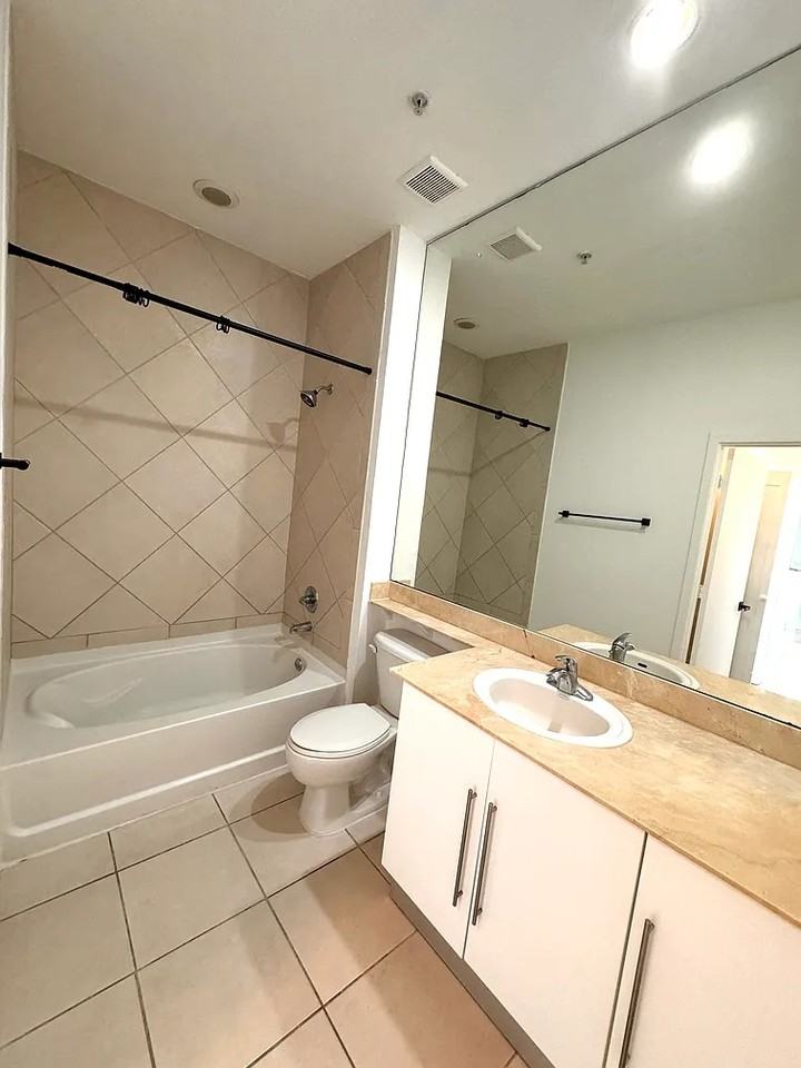 325 Biscayne Boulevard Way #17 - Photo 6 of 9