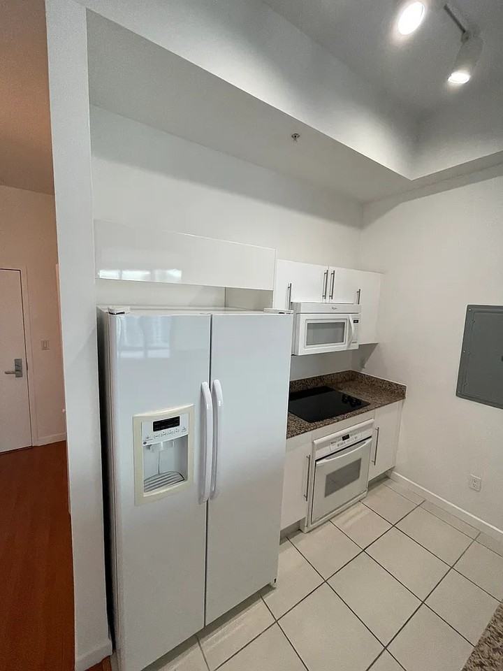 325 Biscayne Boulevard Way #17 - Photo 7 of 9