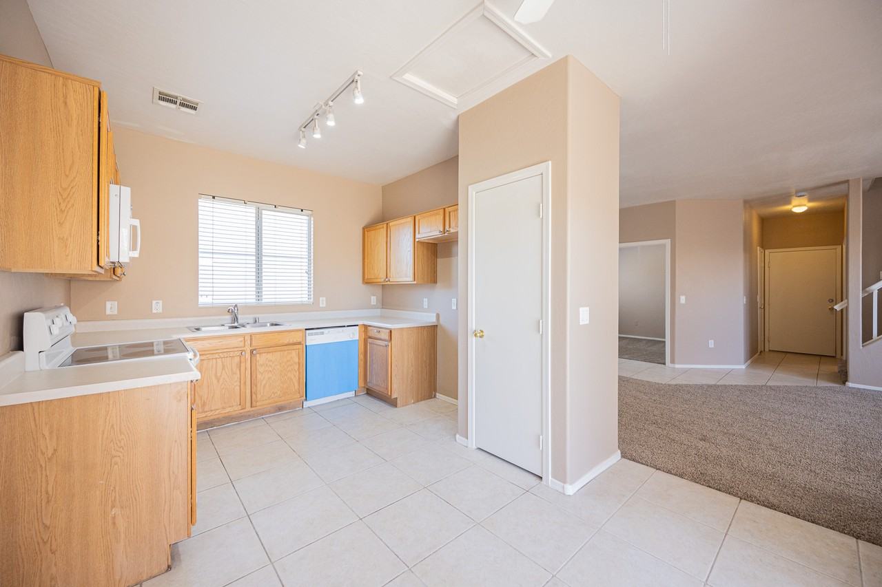 670 E Mariposa Pl - Photo 7 of 25