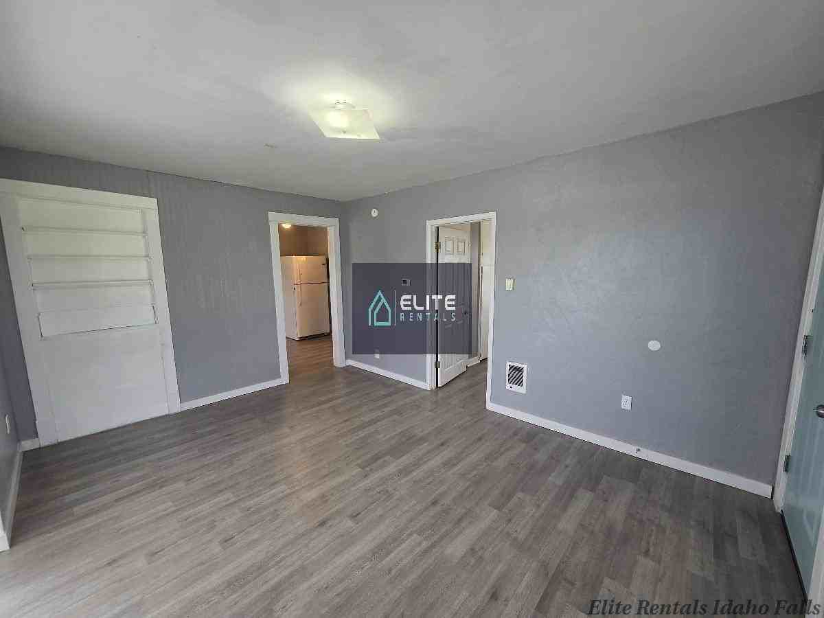 12381 N 15th E - Photo 4 of 19