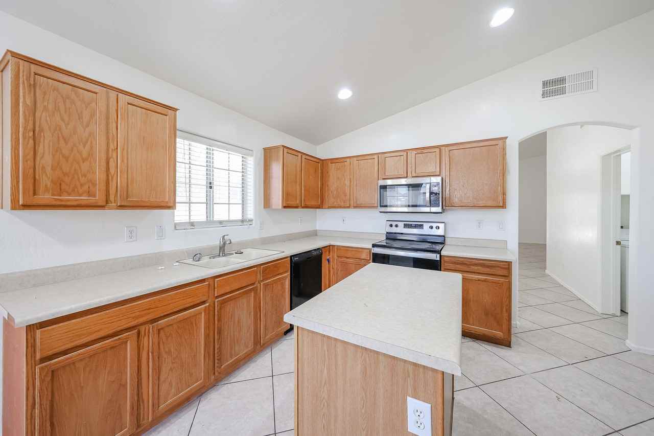 13182 W Cypress St - Photo 6 of 35