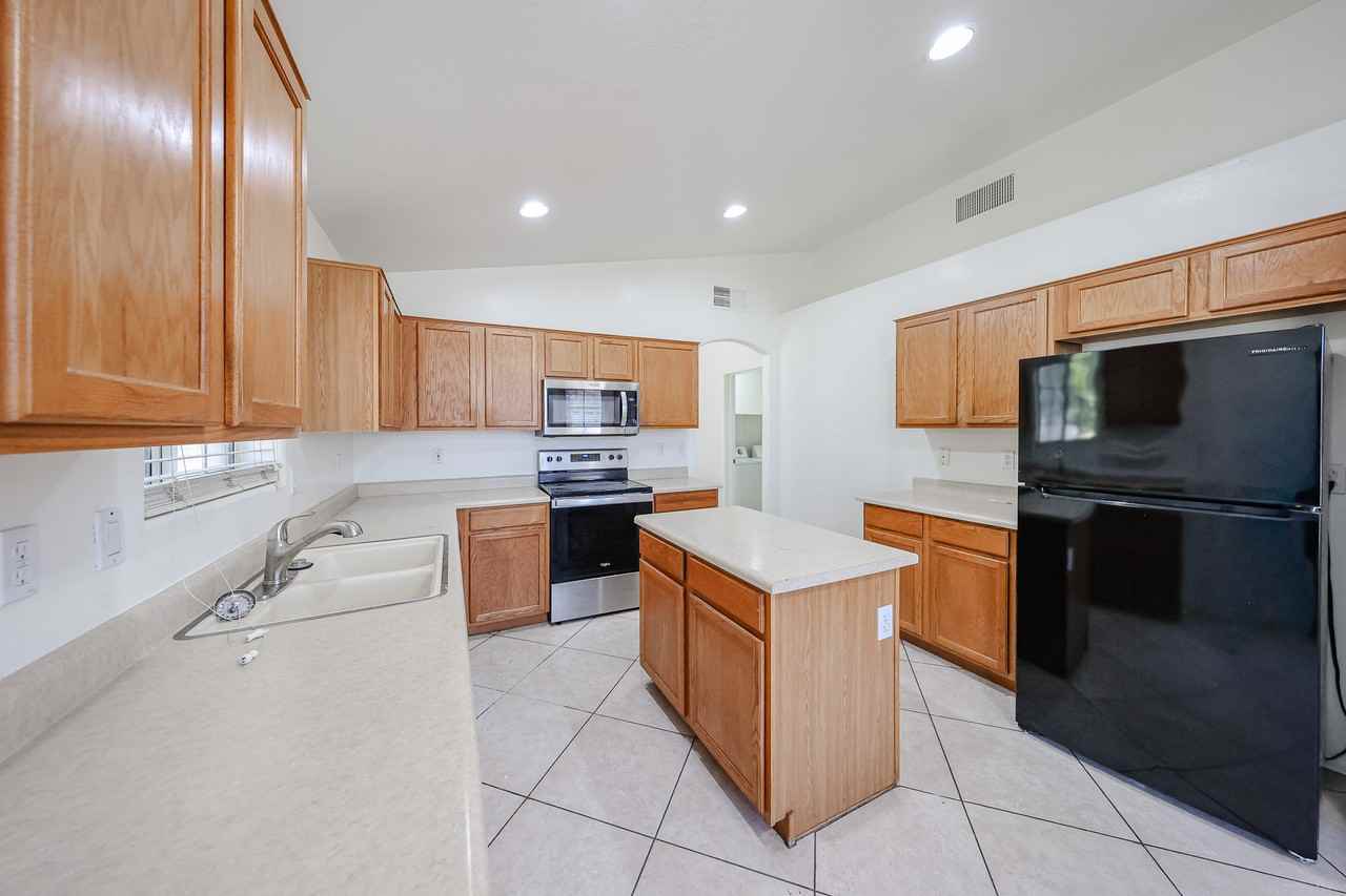 13182 W Cypress St - Photo 7 of 35