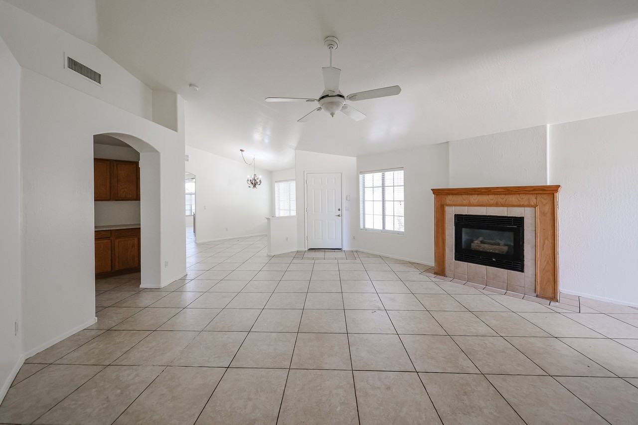 13182 W Cypress St - Photo 4 of 35