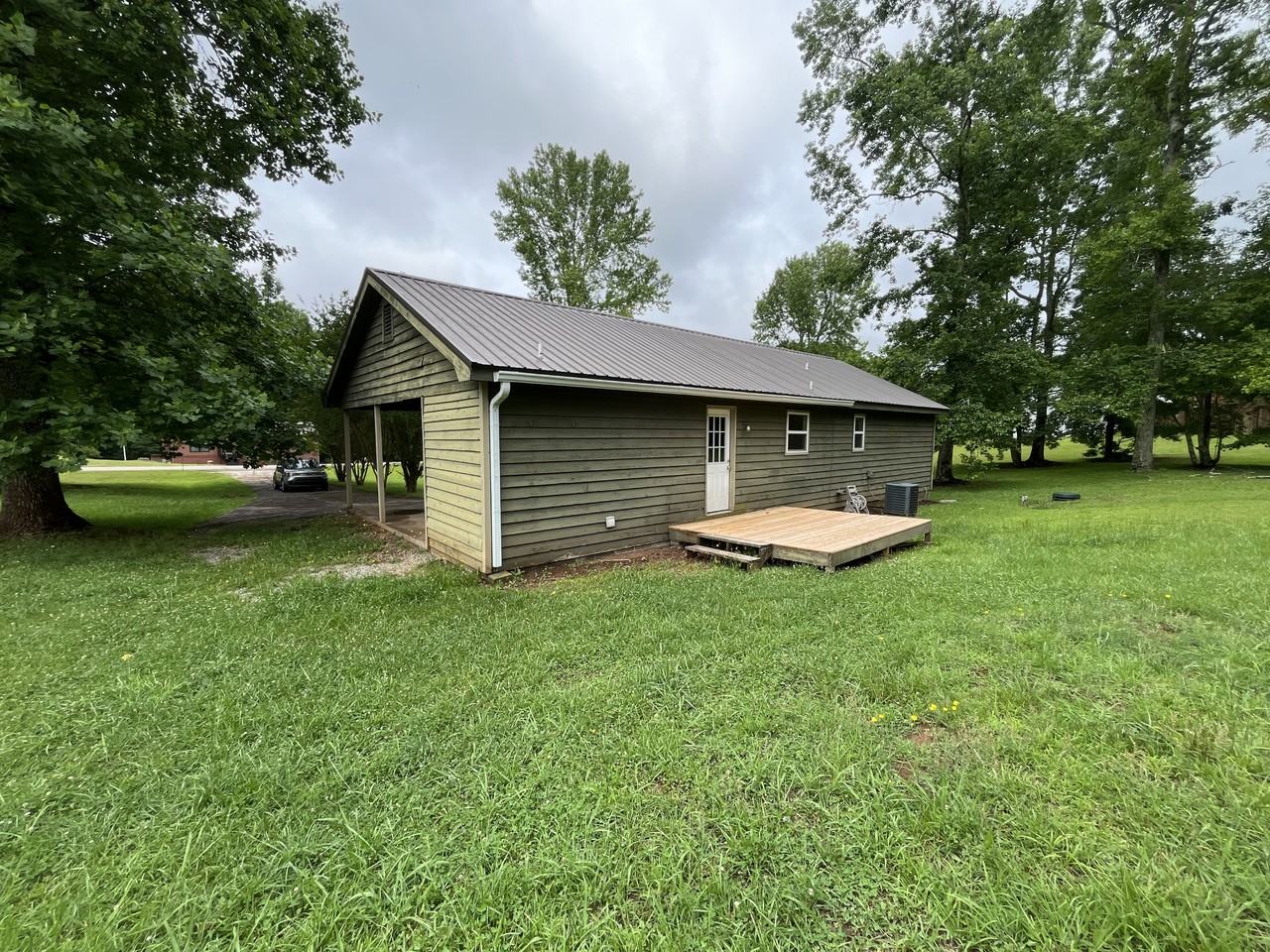 106 Barton Ln - Photo 2 of 37