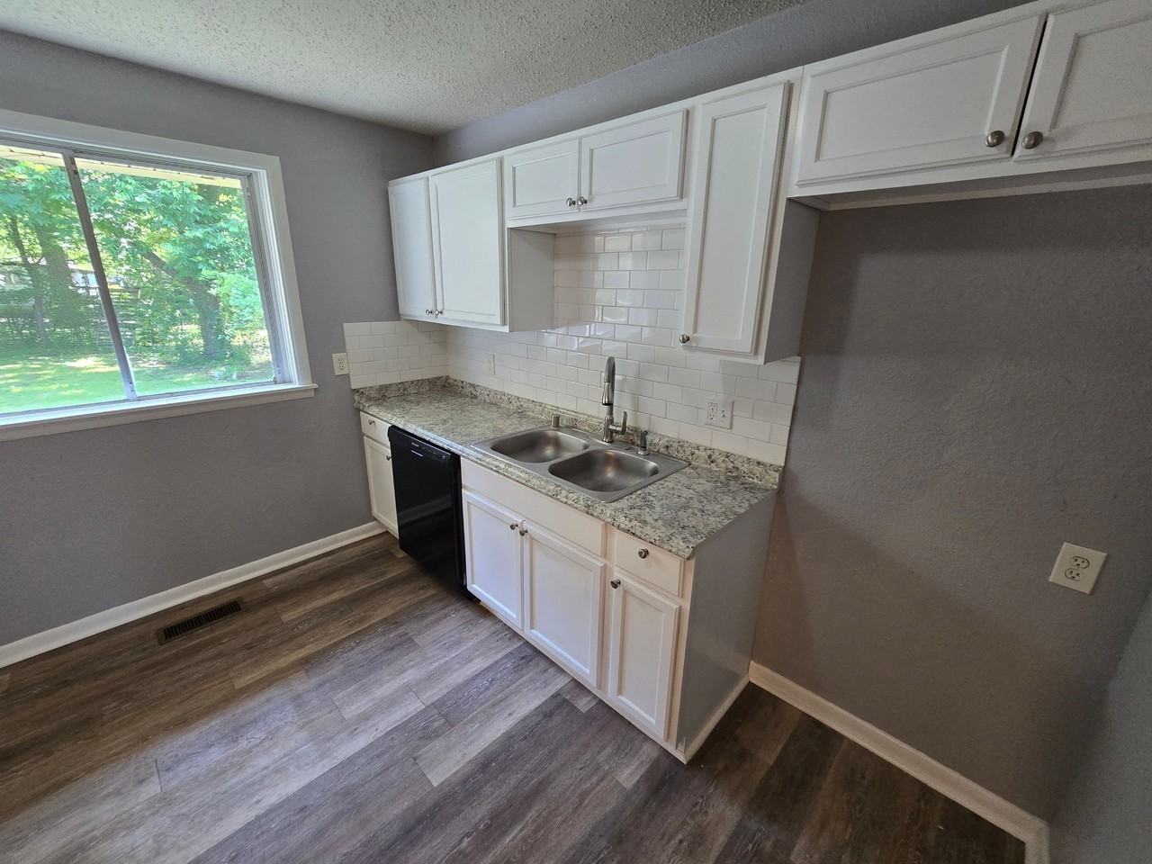 3914 Susan Cir - Photo 4 of 19