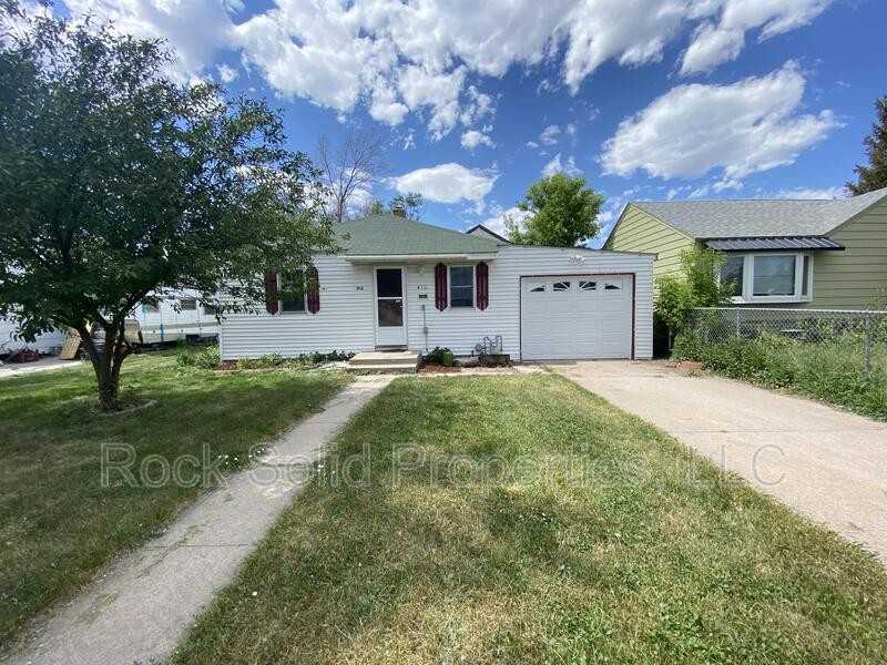 416 E 3rd St - Photo 3 of 22