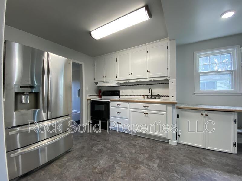 416 E 3rd St - Photo 6 of 22