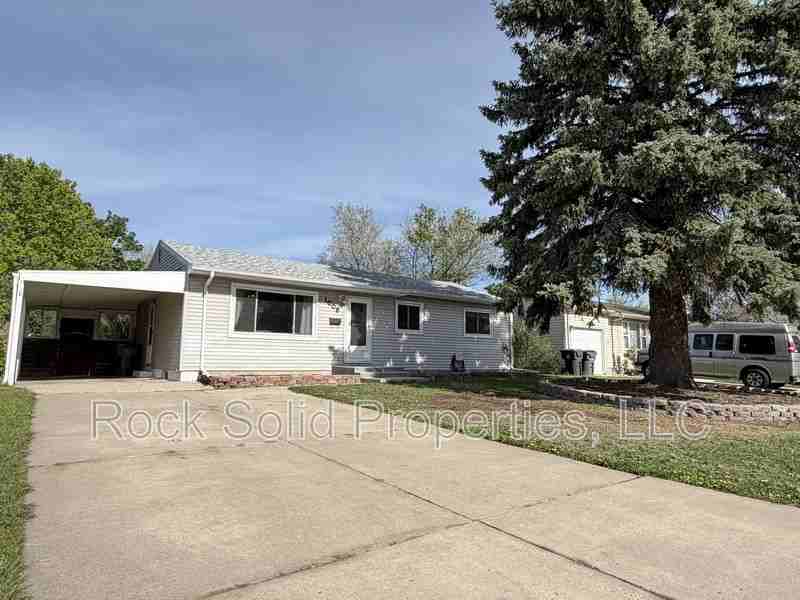 1008 Adams Ave - Photo 3 of 26